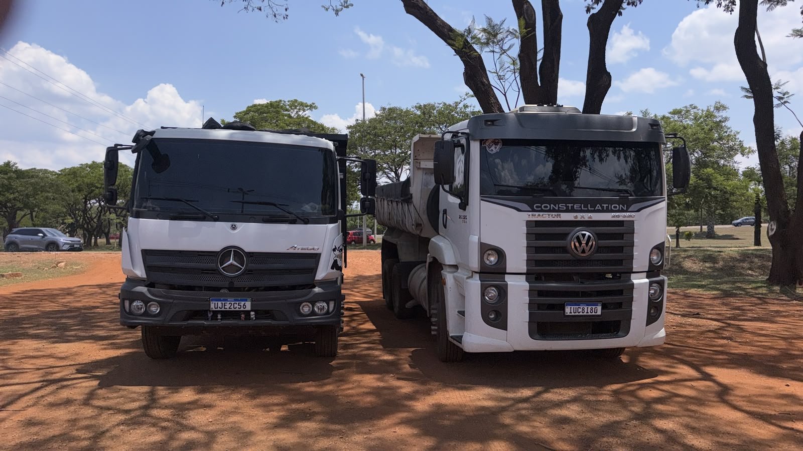 Mercedes-Benz Atego e VW Constellation, os dois caçamba.