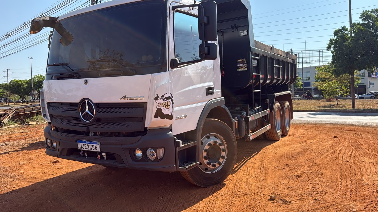 Mercedes-Benz Atego 2429 caçamba, com adesivo da Alencar.
